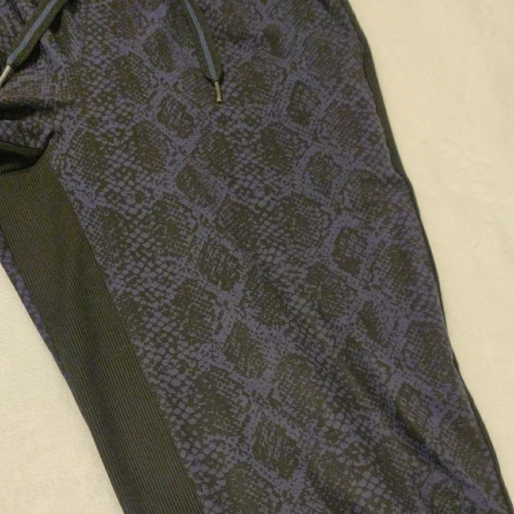 ATHLETA. Men's Black and Blue Patterned Pants